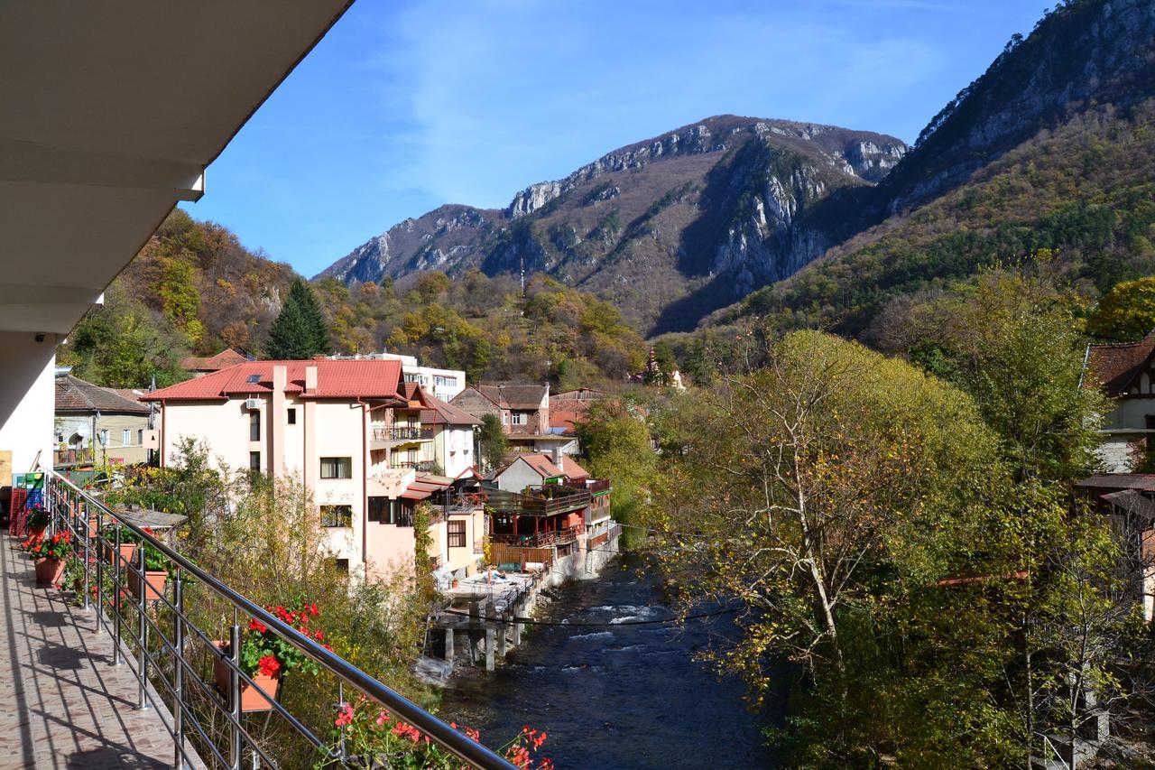 Hotel Holiday Maria Băile Herculane Exterior foto